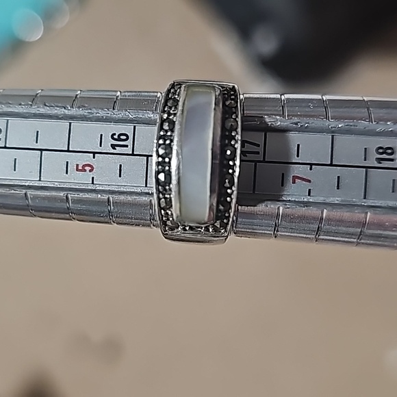 925 Sterling Silver Vintage Real Mother-of-Pearl and Marcasite Gem Ring Size 6 - Picture 9 of 9